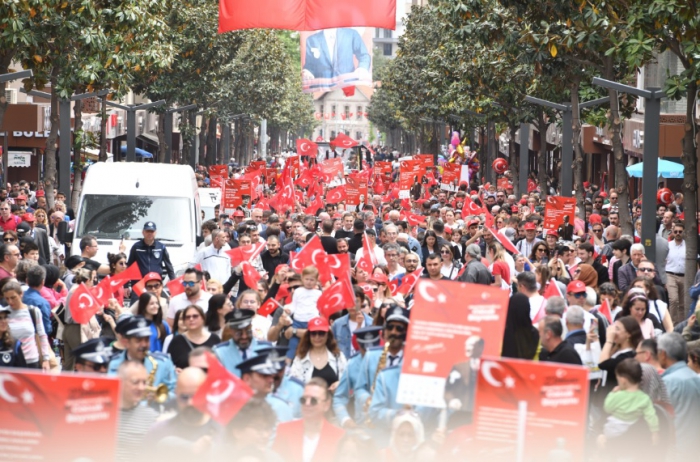 Balıkesir 23 Nisan'ı Coşkuyla Kutladı: Binlerce Kişi Kuvayı Milliye Meydanı'ndan Atatürk Anıtı'na Yürüdü