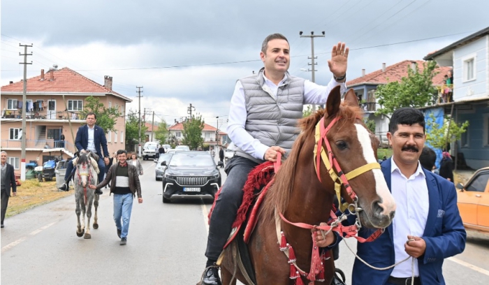Başkan Ahmet Akın, bu geleneksel etkinliklerde halkın arasına karışarak birlikte eğleniyor