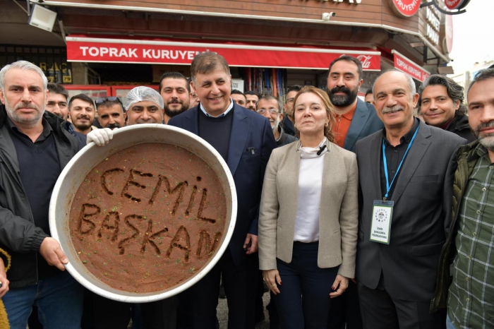 Cemil Tugay, İzmir'deki farklı kültürlerden insanlarla buluştu