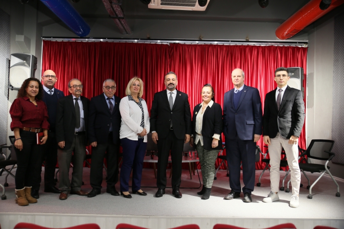 CHP İzmir İl Başkanı Aslanoğlu’ndan gazetecilere samimi cevaplar 