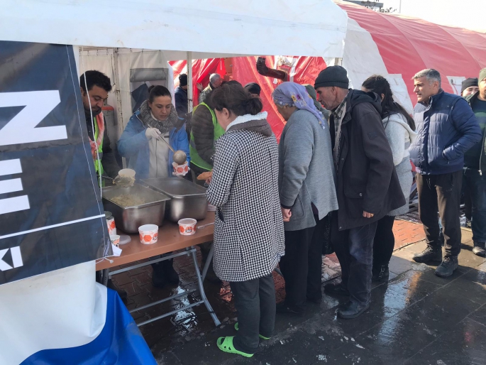Efes Selçuk Belediyesi Malatya'da yemek ve sosyal market çadırı kurudu
