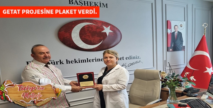 Gastronomi uzmanı Muzaffer Koşan, Havran GETAT Projesi'ne plaket verdi.