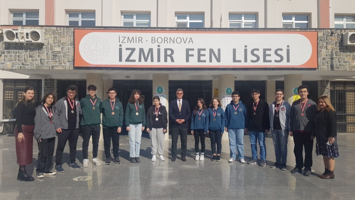 İzmir Fen Lisesi Bilim Olimpiyatları’nda Zirveyi Bırakmadı