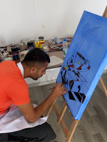 Deprem bölgesinden sanatçılar, Altın Yunus Resim Atölyeleri’nde sanatla moral buluyor.