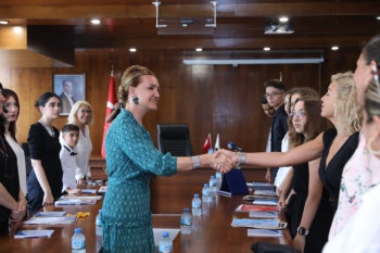 DEÜ'LÜ SİHİRLİ PARMAKLARDAN REKTÖR HOTAR'A ZİYARET
