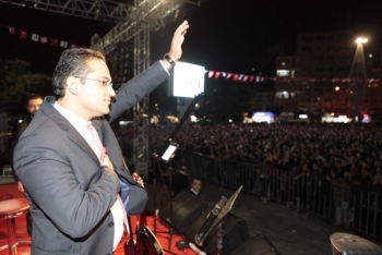 Olgun Atila İzmir Büyükşehir Belediye Başkanığı için kolları sıvadı