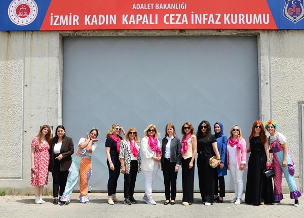Karşıyakalı iş kadınları mahkum kadınların Anneler Günü'nü kutladı