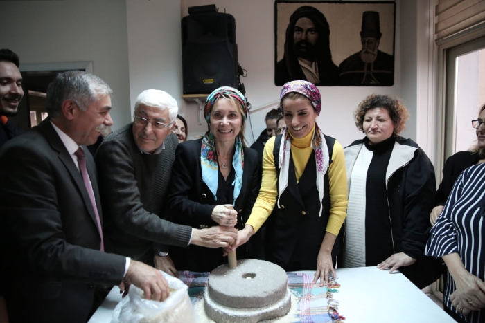 Mutlu, Konak’ta seçim turunu sürdürüyor