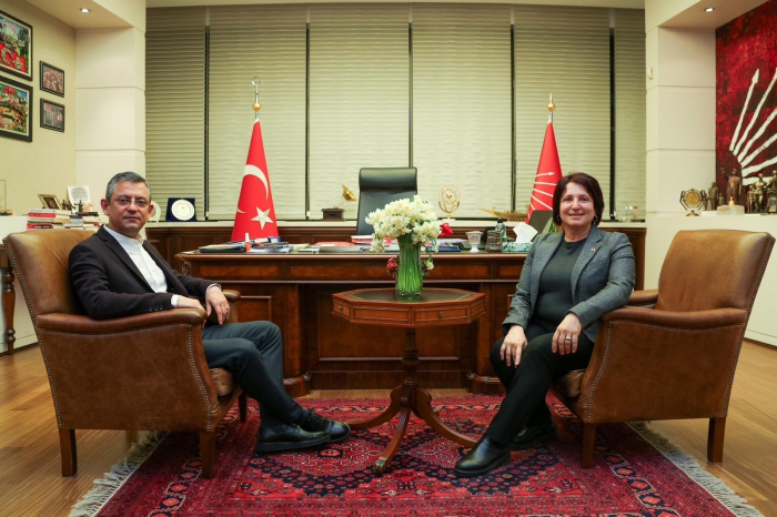 Nergis çiçeği, CHP Genel Merkezi’nde Özel ve Erdoğan’ı buluşturdu