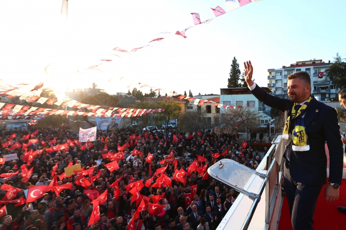 Özgür Özel’den Partiye Sadakat Çağrısı: Buca’da CHP Rüzgarı
