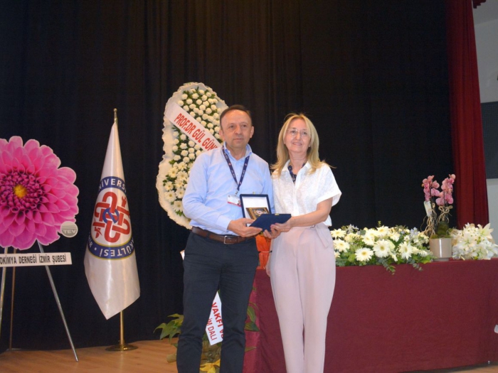 Tıp Fakültesi'nde Emeklilik Töreni: Prof. Dr. Eser Yıldırım Sözmen'e Plaket ve Çiçek Takdim Edildi