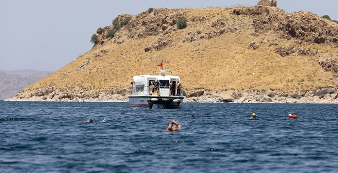 Van Gölü'nde yüzme festivali düzenlendi.