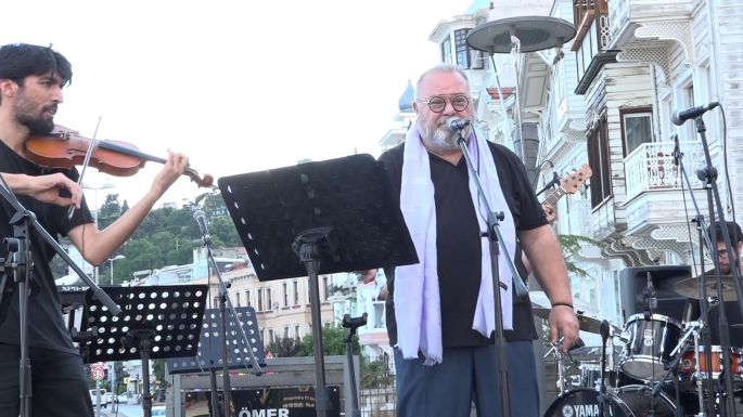 Yerli Modugno olarak anılan turizmci şarkıcı Akbaşoğlu, Türsab temsilciliğine aday